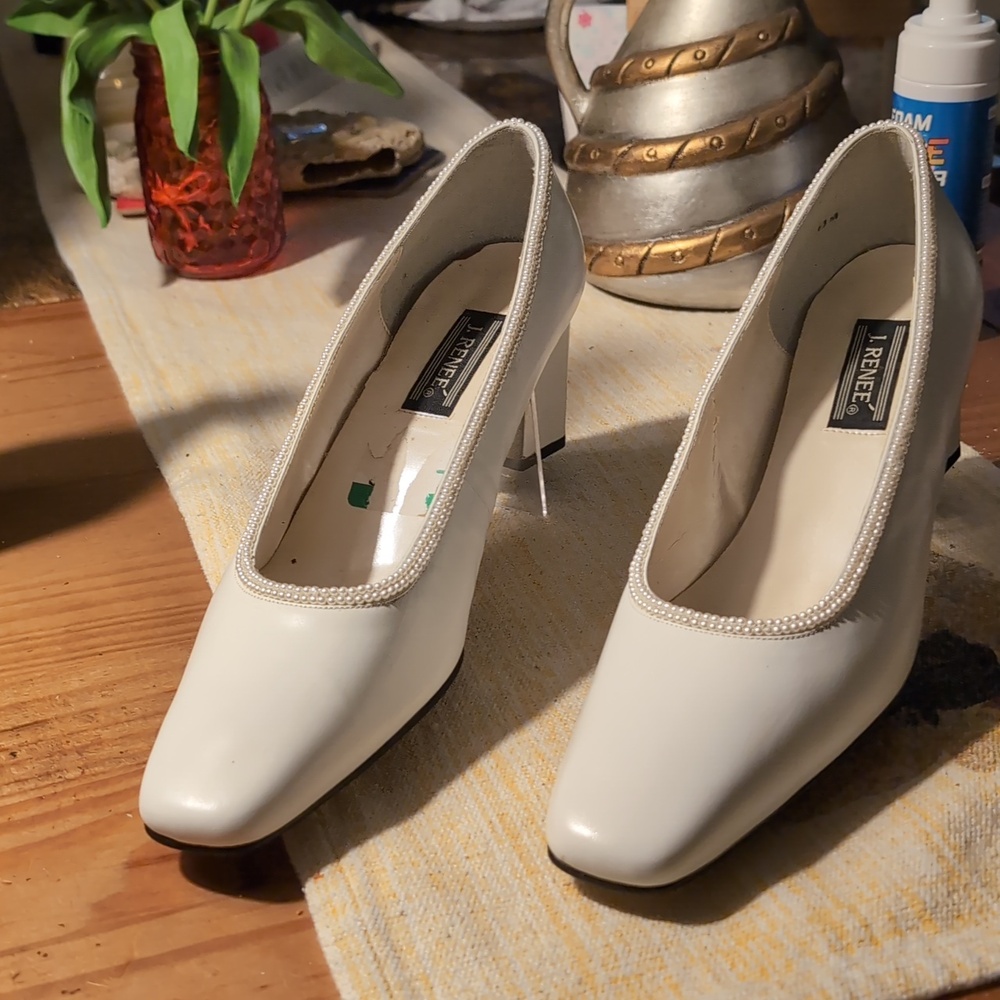 Bone and Pearl-Trim Women's Pumps - Picture 4 of 6
